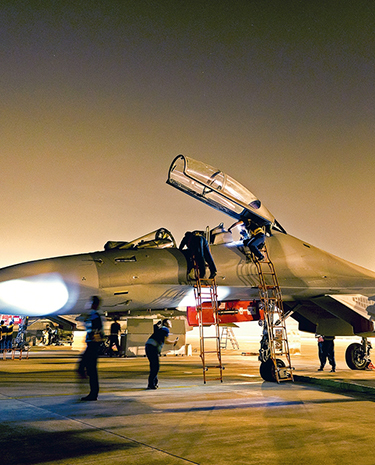 夜航影像丨空軍航空兵某旅機務(wù)官兵保障夜間飛行訓(xùn)練
