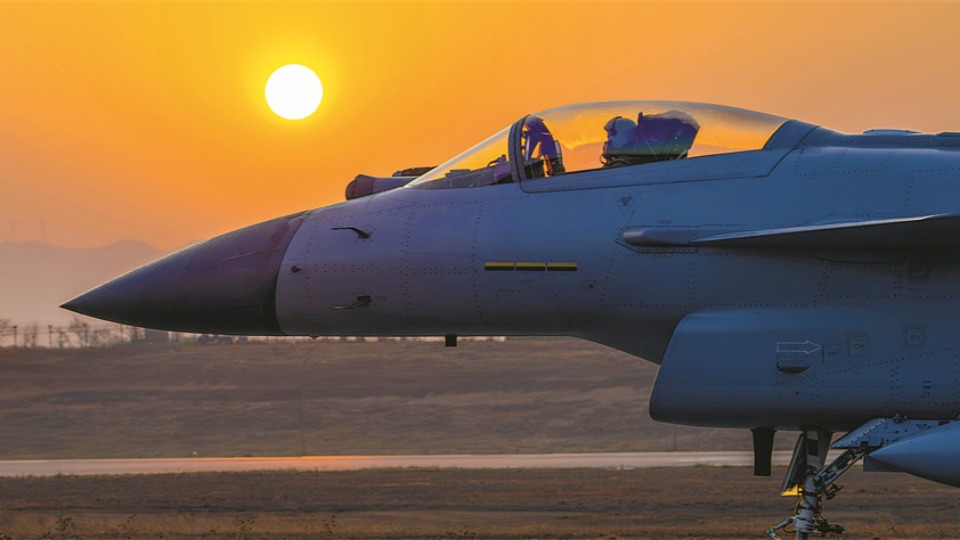空軍航空兵某旅嚴(yán)練實打組織跨晝夜實彈射擊訓(xùn)練
