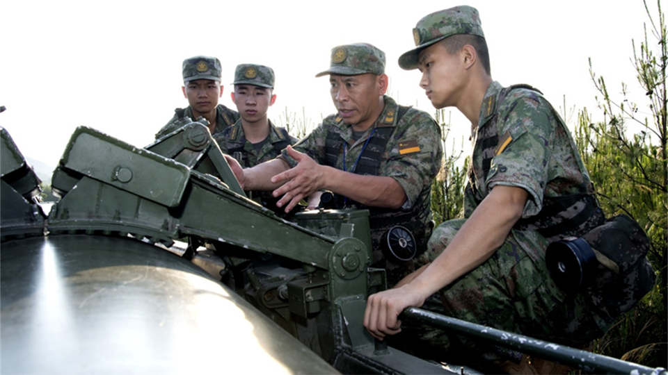 了不起的中國軍人丨二十大代表何賢達：“永遠不滿足于現(xiàn)狀，永遠向遠處看”
