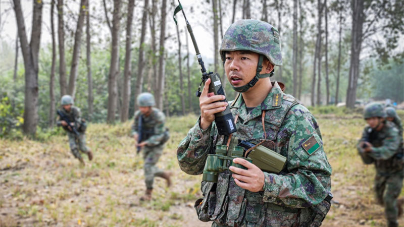 孫金龍指揮班組進行協(xié)同訓練。黃振宇 攝