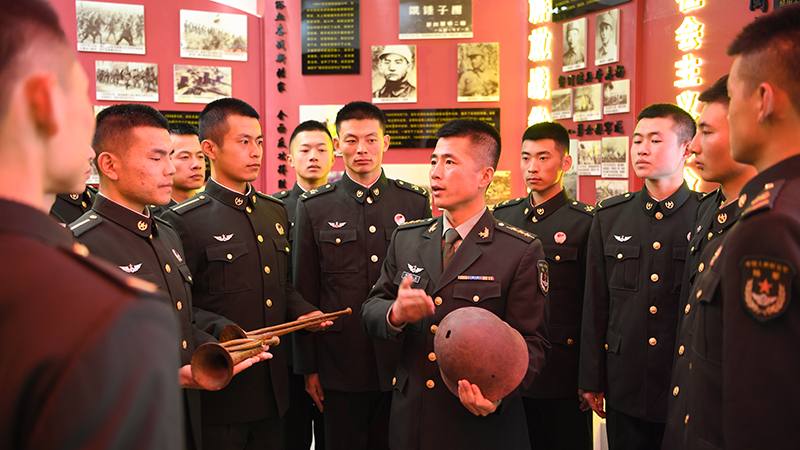 楊德龍為官兵講紅色故事。