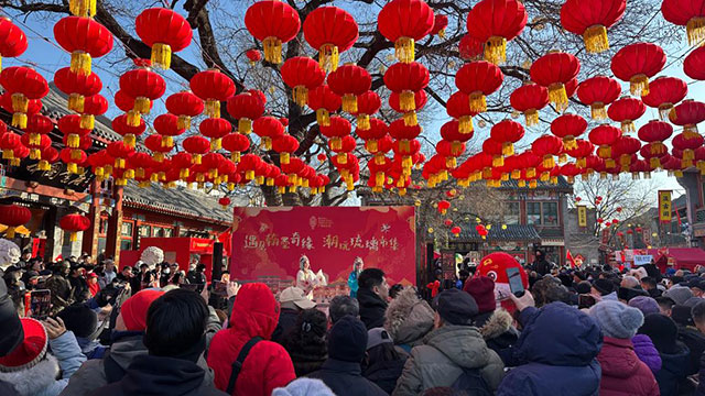 靈蛇獻(xiàn)瑞 春滿華夏——各地群眾歡度春節(jié)