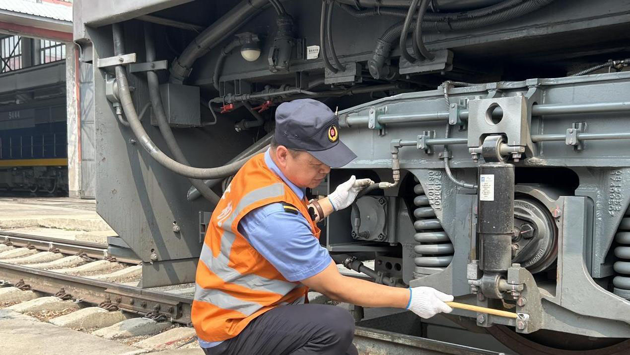出境火車司機張曉軍：牽引中歐班列奔赴山海 見證國際運輸發(fā)展繁榮