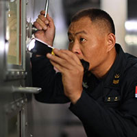 艦之心 兵之王——記海軍導(dǎo)彈驅(qū)逐艦?？谂灱紟熤軒?/>
                            </div>
								</div>
								<h3>
									艦之心 兵之王——記海軍導(dǎo)彈驅(qū)逐艦海口艦技師周帥
								</h3>
								<p>
									水兵們說，周帥是“大洋上的聽診師”，聽燃?xì)廨啓C(jī)運(yùn)行的聲響，就能辨別有無故障；蒙著眼，也能知道閥門位置和管道走向。
								</p>
						</a>
					</div>
				</div>
								<div   id=