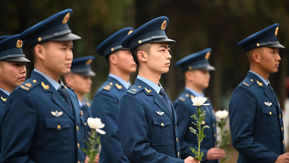 南部戰(zhàn)區(qū)空軍清明祭掃緬懷先烈